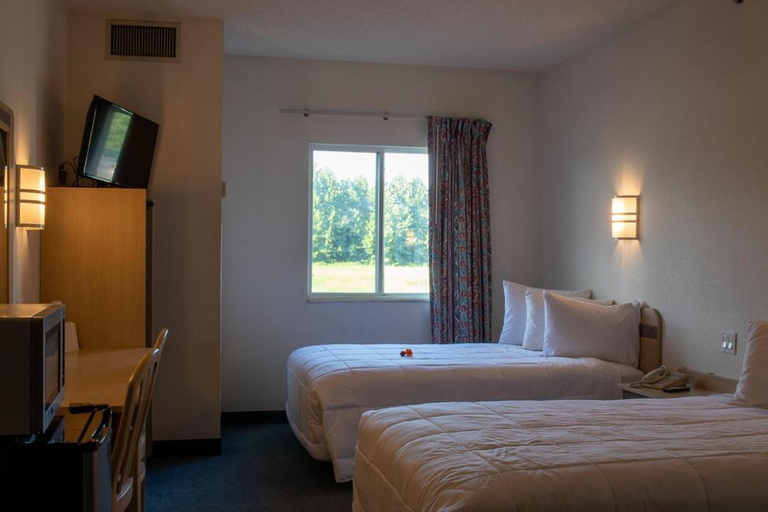 Bedroom 2, Morgantown Inn & Suites, Butler
