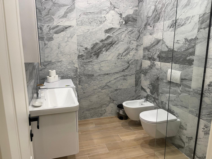 Bathroom 2, Deluxe Residence, Durrësit