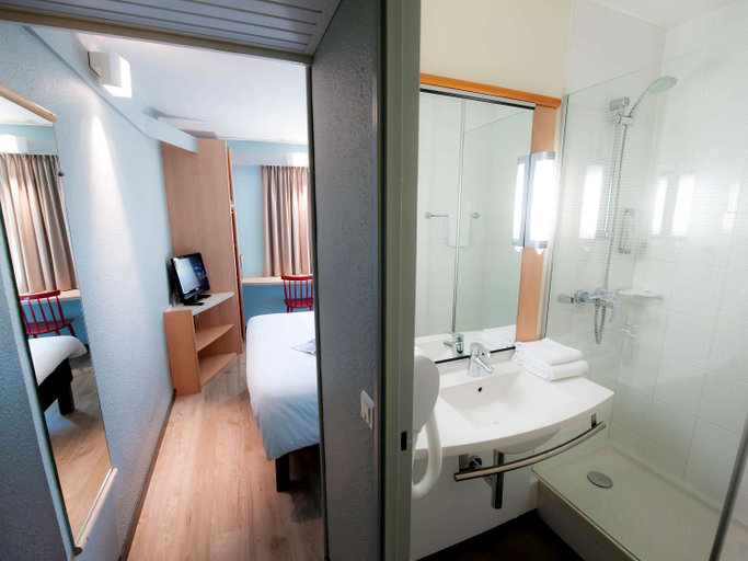 Bathroom 2, ibis Nantes La Beaujoire Parc Expo, Loire-Atlantique