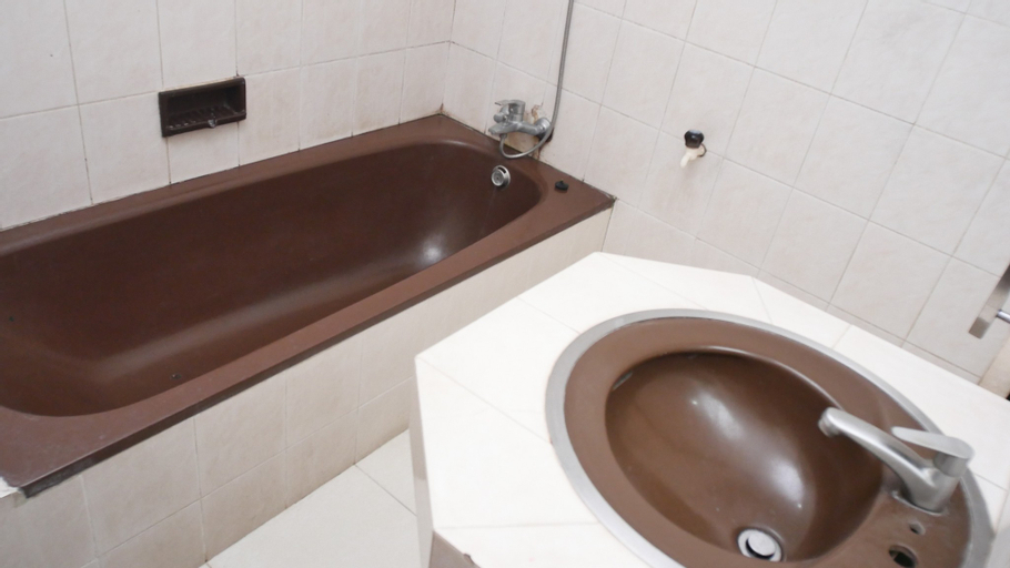 Bathroom 11
