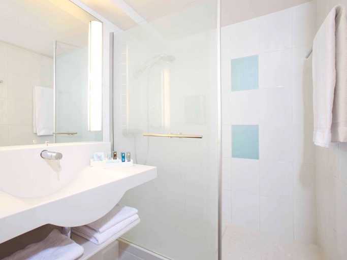 Bathroom 5, Novotel Caen Côte de Nacre, Calvados