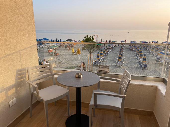 Others 5, Deluxe Residence, Durrësit