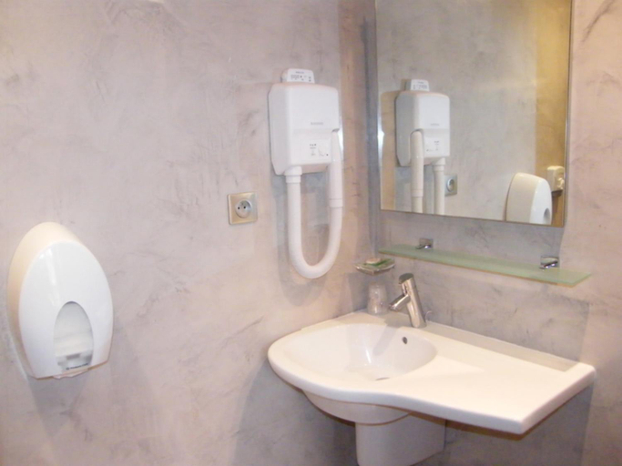 Bathroom 5, CIT'HOTEL Saint-Pierre, Calvados