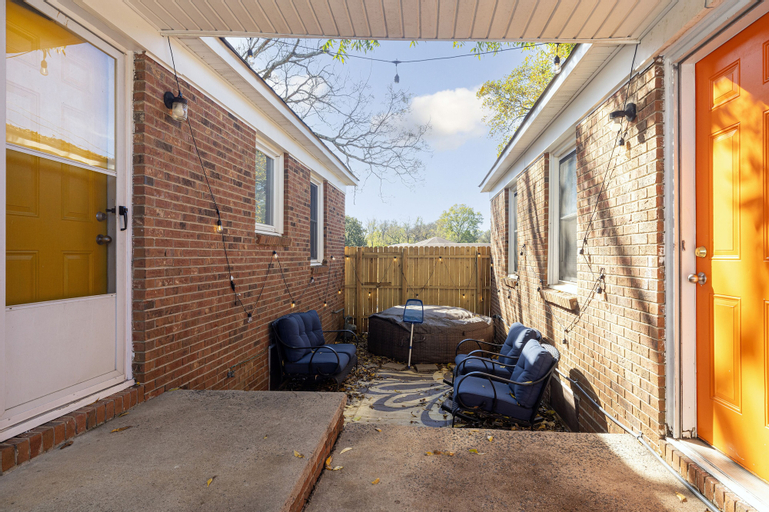 Cozy Retreat near Uptown with Hot Tub, Mecklenburg