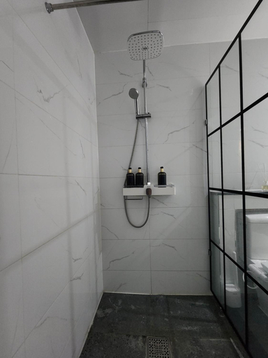 Bathroom 3, Private Rooms in M Stay Clark Terrace Building Near Midori, Swissotel, and Clark Airport, Mabalacat