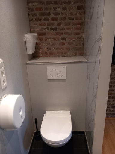 Bathroom 2, Meschermolen, overnachten in de schuur, Eijsden
