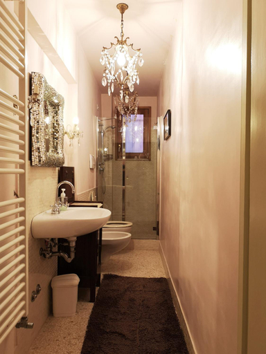 Bathroom, GORGEOUS VENETIAN APARTMENT WITH CANAL VIEW, Venezia