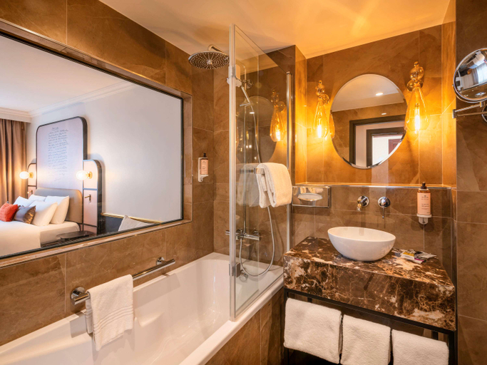 Bathroom 4, Mercure Versailles Paris Ouest, Yvelines