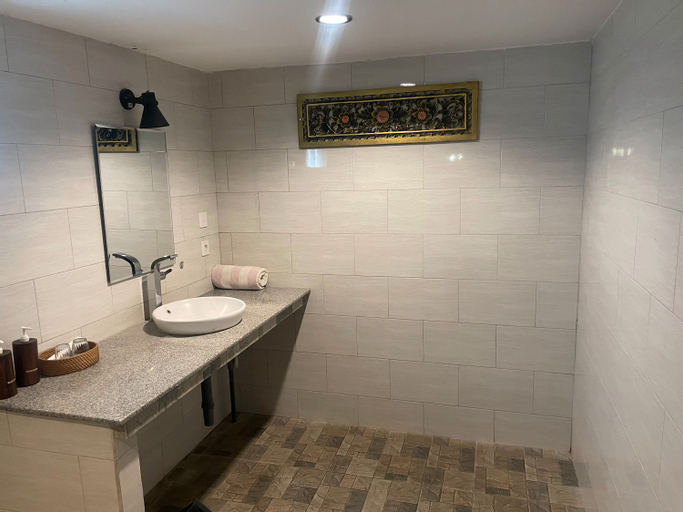Bathroom 13