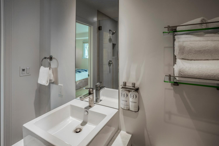 Bathroom 5, Blue Sands Inn, A Kirkwood Collection Hotel, Santa Barbara