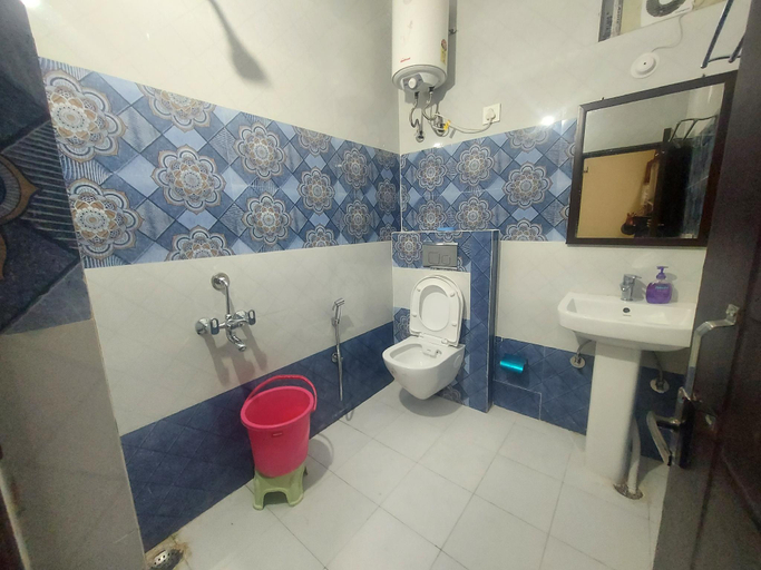 Bathroom 2, 100 stairs holiday home , Dehradun
