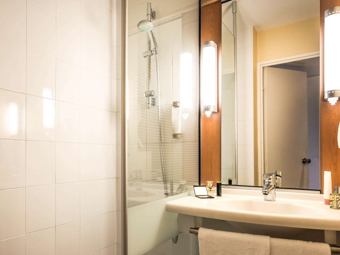 Bathroom, ibis Paris Montmartre Sacré-Coeur, Paris