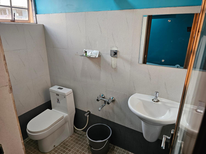 Bathroom 2, Hamsted, Malappuram