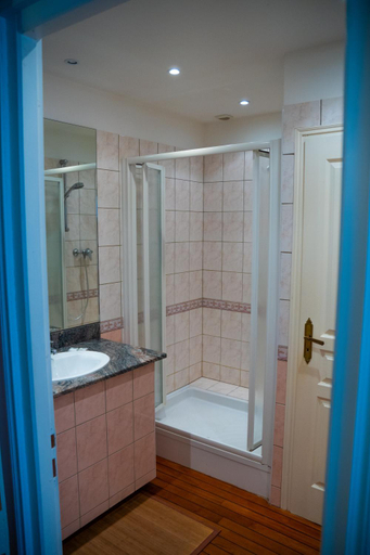 Bathroom 4, Chambre au Chateau de St-Pierre-Brouck, Nord