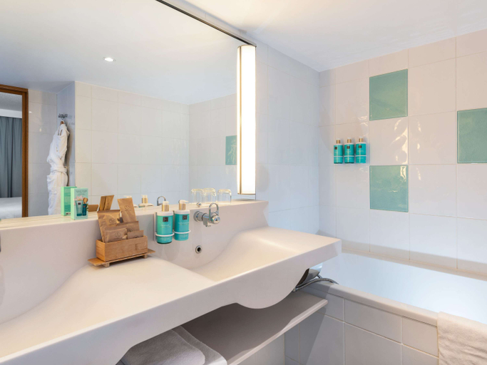 Bathroom 4, Novotel Paris East, Seine-Saint-Denis