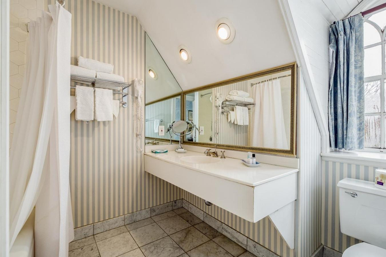 Bathroom 4, Simsbury 1820 House, Hartford