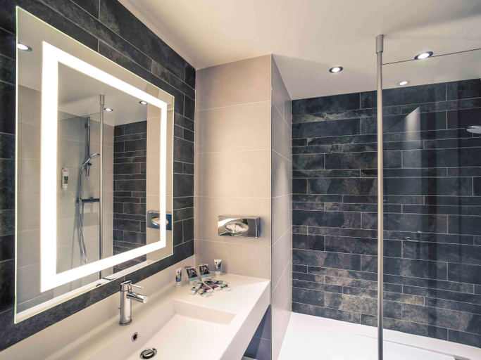 Bathroom 5, Hotel Mercure Saint-Lô Centre, Manche