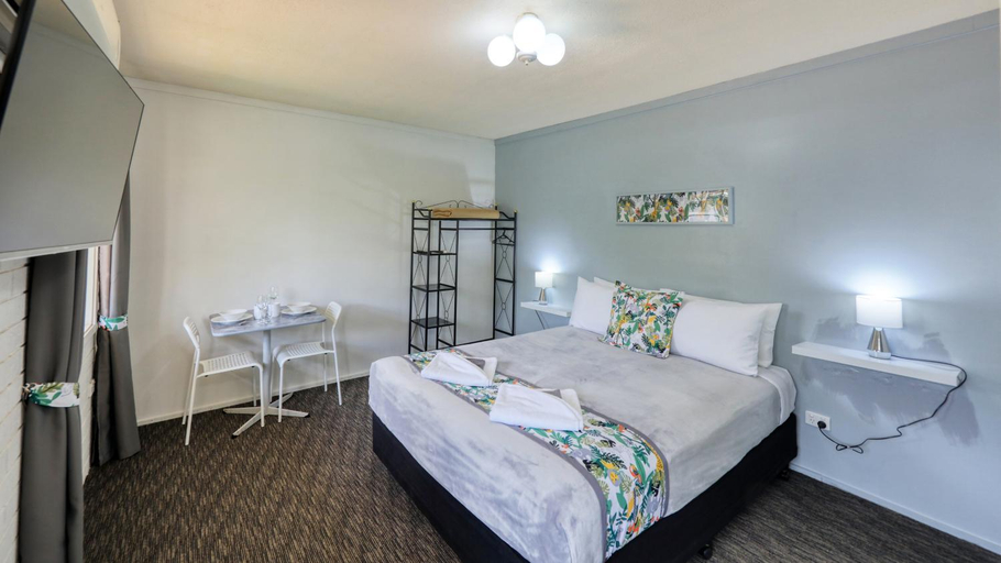 Others 4, Oasis Motel, Parkes