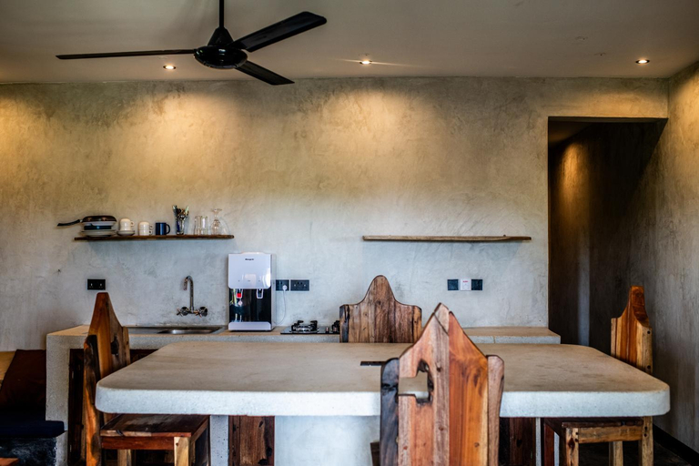 Food & Drinks 5, Baobab Bungalows, Kusini