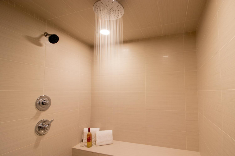 Bathroom 4, The Kanata by BCMInns Blairmore, Division No. 15