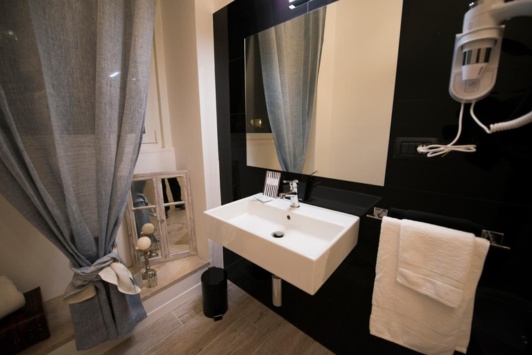 Bathroom 2, So&Leo Guest House, Genova