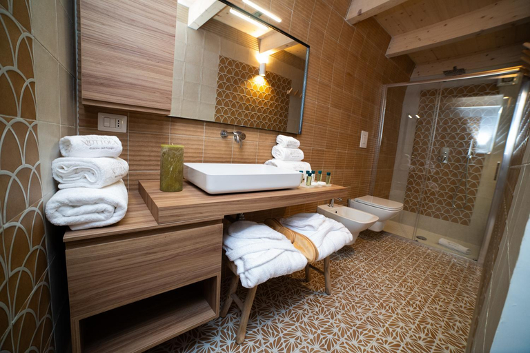 Bathroom 4, Vecchia Mottola Private Suite & Spa, Taranto