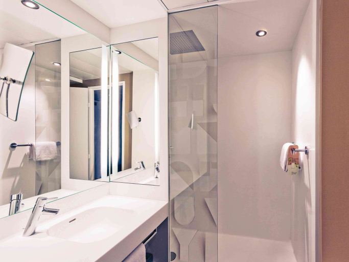Bathroom 5, Mercure Rennes Centre Parlement Hotel, Ille-et-Vilaine