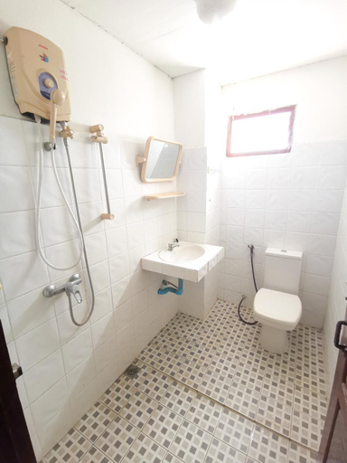 Bathroom 3, Manilath Guesthouse, Houixai