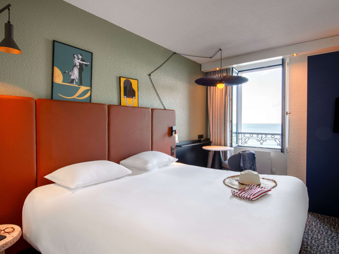 Bedroom 4, ibis Saint Malo Plage, Ille-et-Vilaine