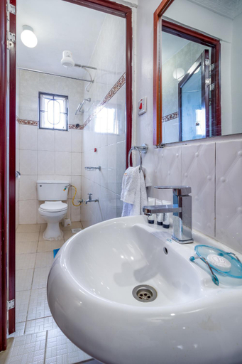 Bathroom 4, Javilla Eagles Safari Guest House, Starehe