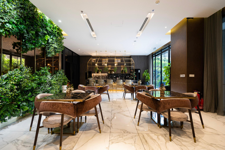 Food & Drinks 5, Zenity 3BR Condo: Luxury and Comfort in Quận 1, District 1