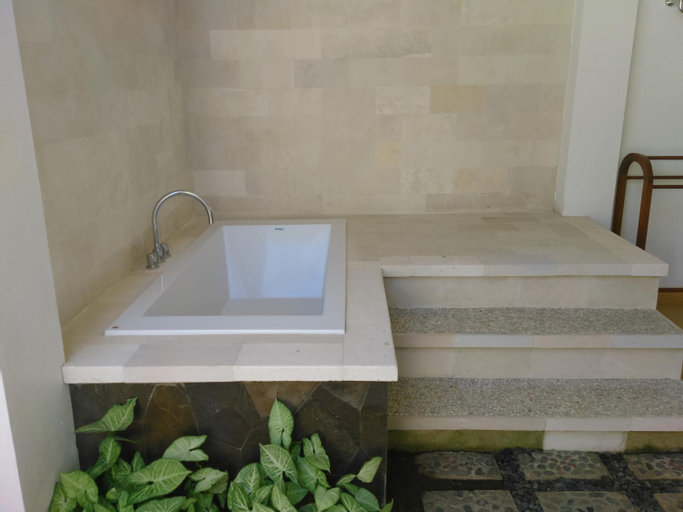 Bathroom 16