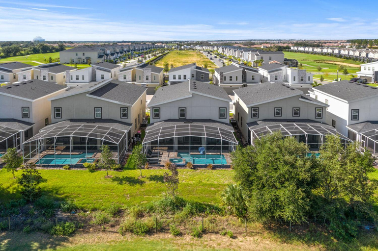 Enchanted Shanghai La 9 bedroom Home Free Resort Access, Osceola