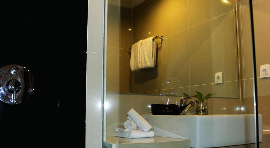 Bathroom 10
