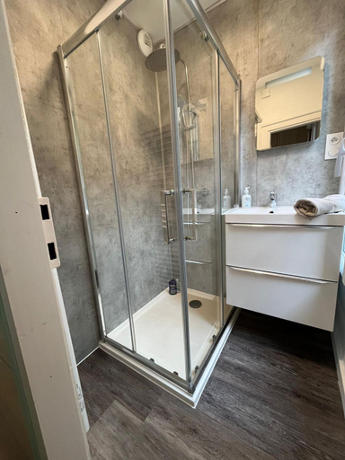 Bathroom 3, L'escale Niortaise - Centre-ville - 10mn Gare - WIFI - Netflix, Deux-Sèvres