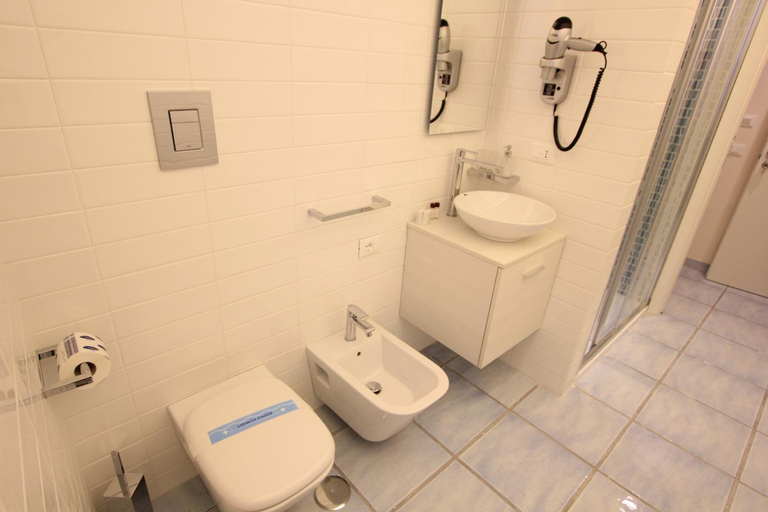 Bathroom 3, Il Viaggiatore Gaeta Medievale B&B, Latina