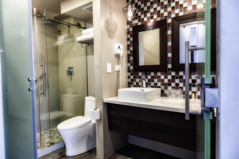 Bathroom 5, Plaza Paitilla Inn Hotel, Panamá