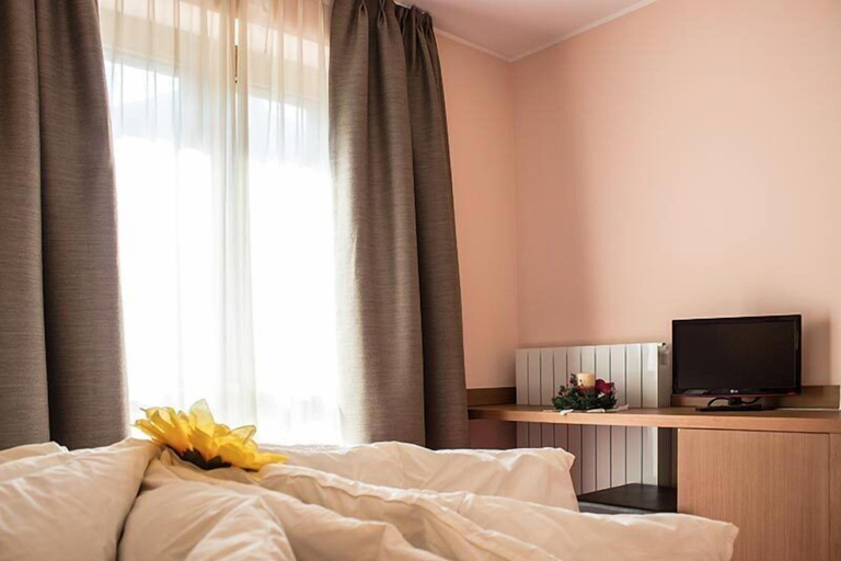 Bedroom 2, Hotel Adler, Bergamo