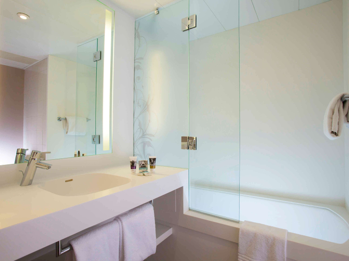 Bathroom 4, Mercure Strasbourg Centre Hotel, Bas-Rhin
