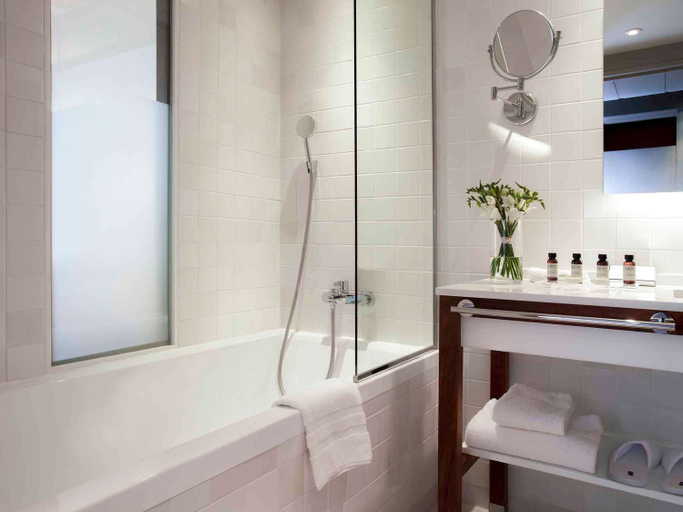 Bathroom 5, Pullman Cannes Mandelieu Royal Casino, Alpes-Maritimes