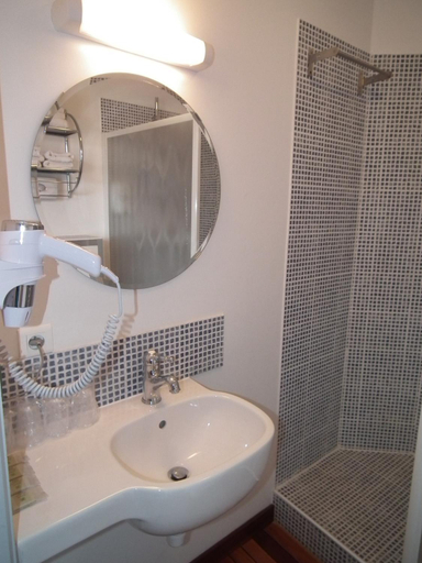 Bathroom 10