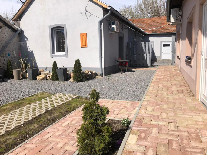 Others 5, Harom Tarka Macska Apartmanok, Sárospatak