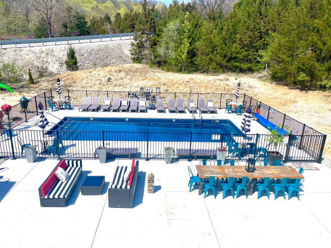 Sport & Beauty, Modern and clean group suite for 5 with pool, Franklin