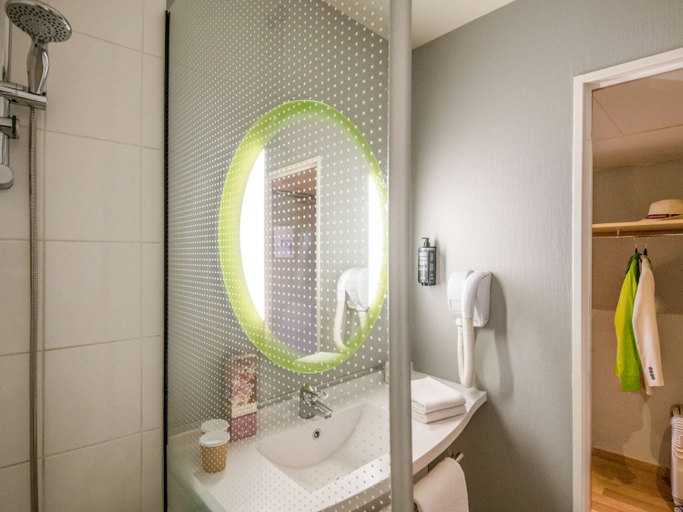 Bathroom 5, ibis Hyères Centre, Var