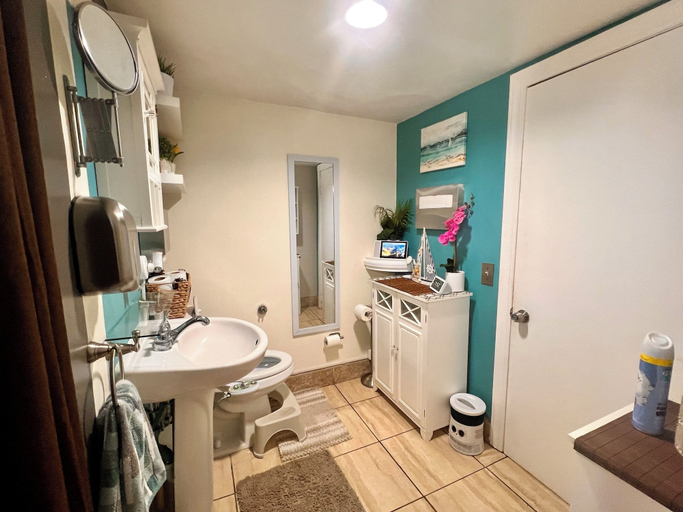Bathroom, OASIS ROOM RENTAL, Los Angeles