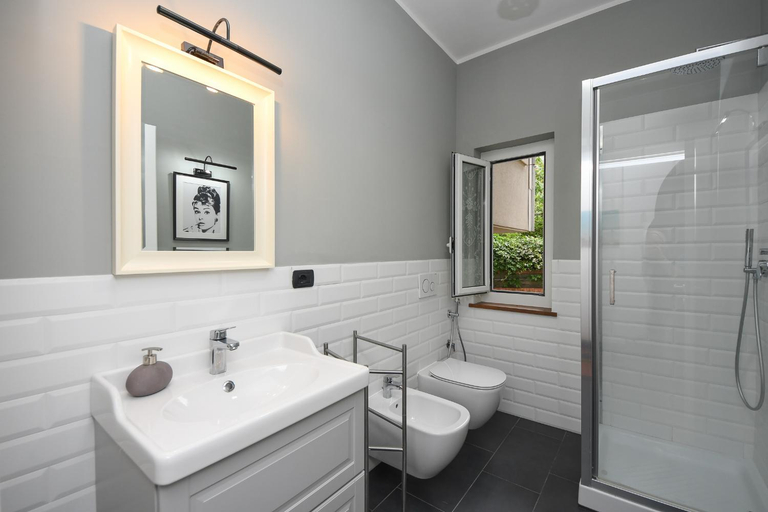 Bathroom 3, Appartamento in Villa a 5 KM dal mare, Savona