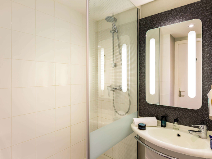 Bathroom 4, ibis Roscoff Bord de Mer, Finistère
