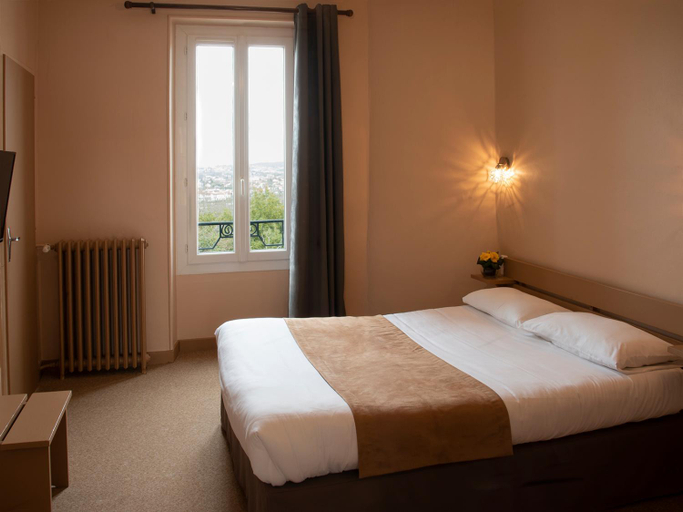 Bedroom 3, Hotel Des Pyrenees, Charente