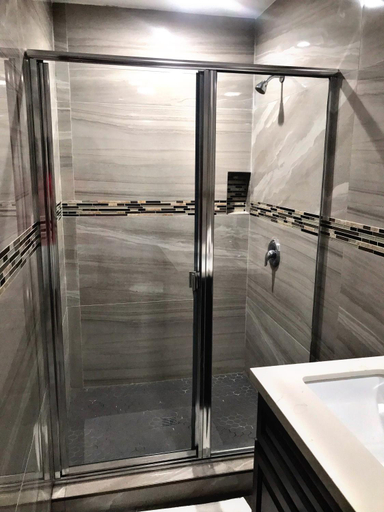 Shower 4, Central Inn, Los Angeles