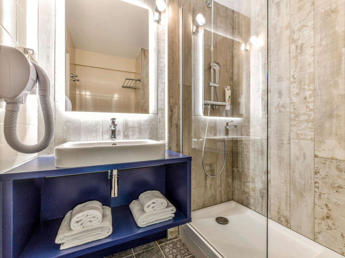 Bathroom 5, ibis Styles La Rochelle Thalasso Châtelaillon, Charente-Maritime